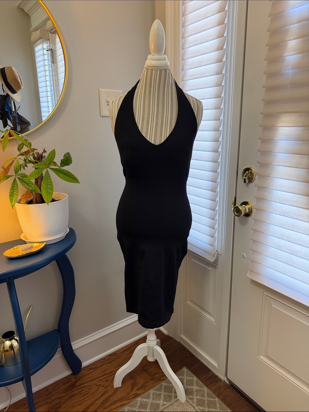 Popilush Classic Black Halter Mini Dress – Sleek Evening Style built-in bra